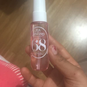 Sol de Janeiro Cheirosa 68 Parfymmist - En söt och fräsch parfymmist från Sol de Janeiro i doften Cheirosa 68. Flaskan är liten och genomskinlig med rosa vätska och vit spraykork. Perfekt att ha med i väskan för en snabb uppfräschning.