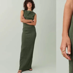 Matchande set - Säljer detta superfina set i denna fina gröna färg från Gina Tricot. Toppen är i storlek S och kjolen är i storlek M, jag är vanligtvis en M men toppen upplevs som stretchig😊Setet är endast använt 2 gånger så skulle säga att det är i väldigt fint skick!  Nyskick 700kr och setet köpes tillsammans