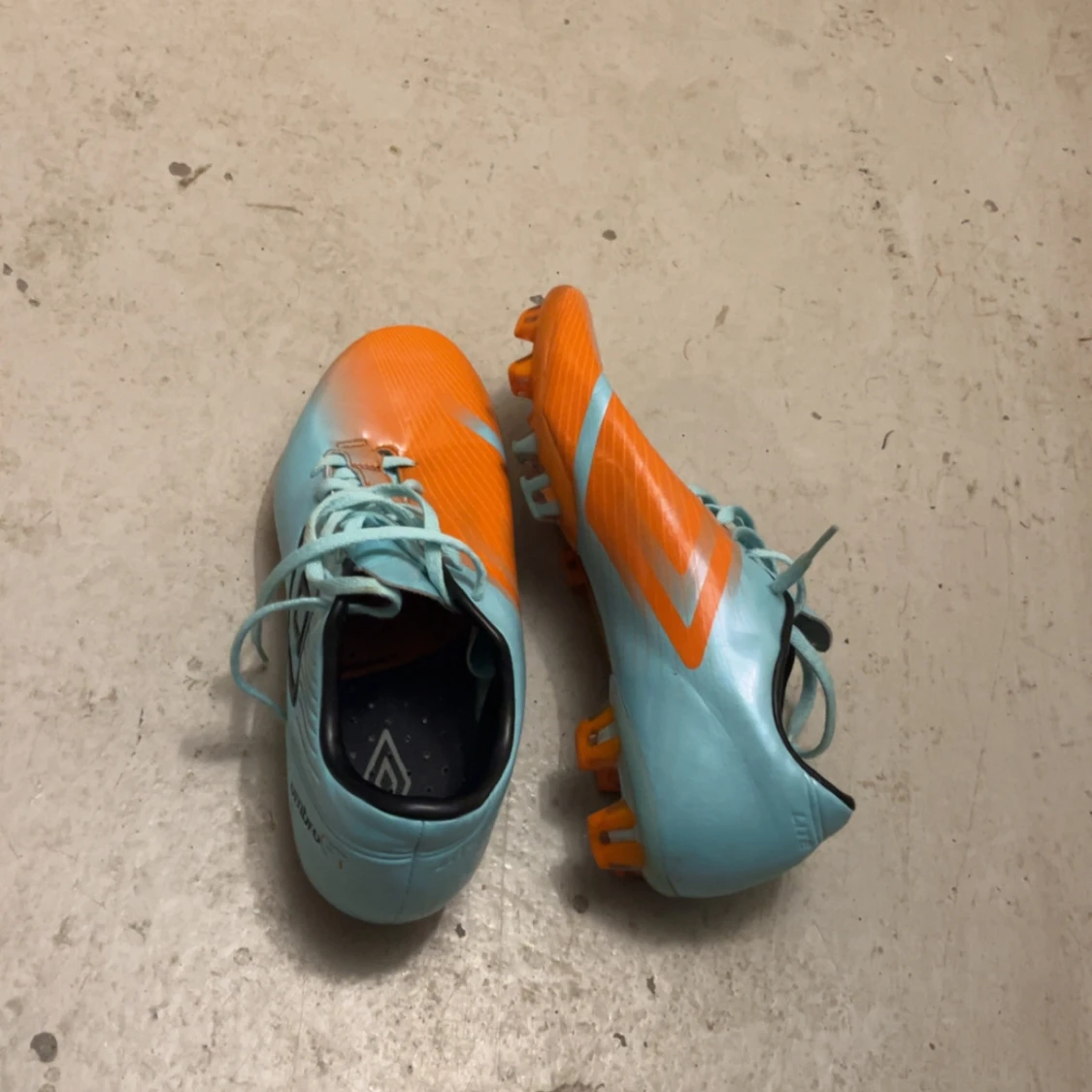 Turkosa och orange fotbollsskor från Umbro - 1