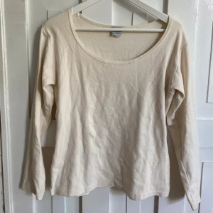 Beige långärmad tröja från Trend Report - Säljer en enkel och stilren beige långärmad tröja från Trend Report. Står L men skulle säga mer M.