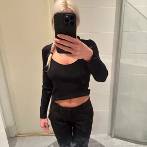 Svarta kostymbyxor  - Säljer mina svarta lågmidjade kostymbyxor från bikbok, storlek 36.