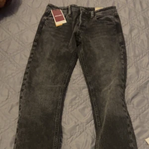 Svarta jeansbyxor från Jack & Jones - Säljer ett par svarta jeansbyxor från Jack & Jones Slim fit med storlek 30 L. 28W.  Dom är nya jag har bara testat dom men säljer dom för dom är för små för mig