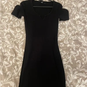 Ribbad tshirt klänning - Ribbad tshirt klänning ifråm BikBok, stretchig och bekväm