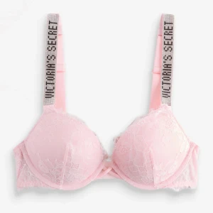 Lägg bud!! Rosa ”super sexy” pushup-bh från Victoria's Secret - ”Säljer” denna rosa 2 cup push up BH ifrån Victoria secret :)) Är köpt för 740 kr i London, så lägg gärna bud på rimliga summor. Säljer då den är för stor i kupan men är på nåt sätt för snygg för att bara skicka iväg 😣 Storlek: 70C/32C. Fråga gärna för privata bilder 