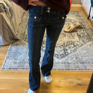 Jeans - Lågmidjade jeans med snygga detaljer. Barnstorlek 158, men passar mig som har storlek 34 i jenas!