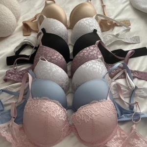 BH 70E - Paket med BH:ar i storlek 70E alla på bilden utom den lila säljs som paket för 650 kr. Möts helst upp i Göteborg