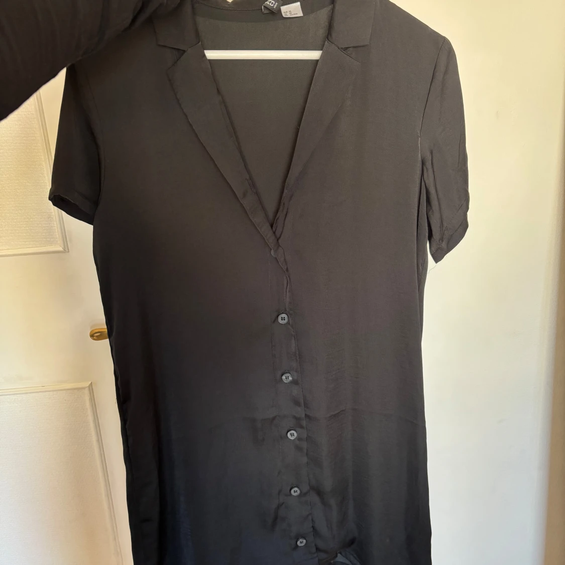 Svart kortärmad klänning med knappar