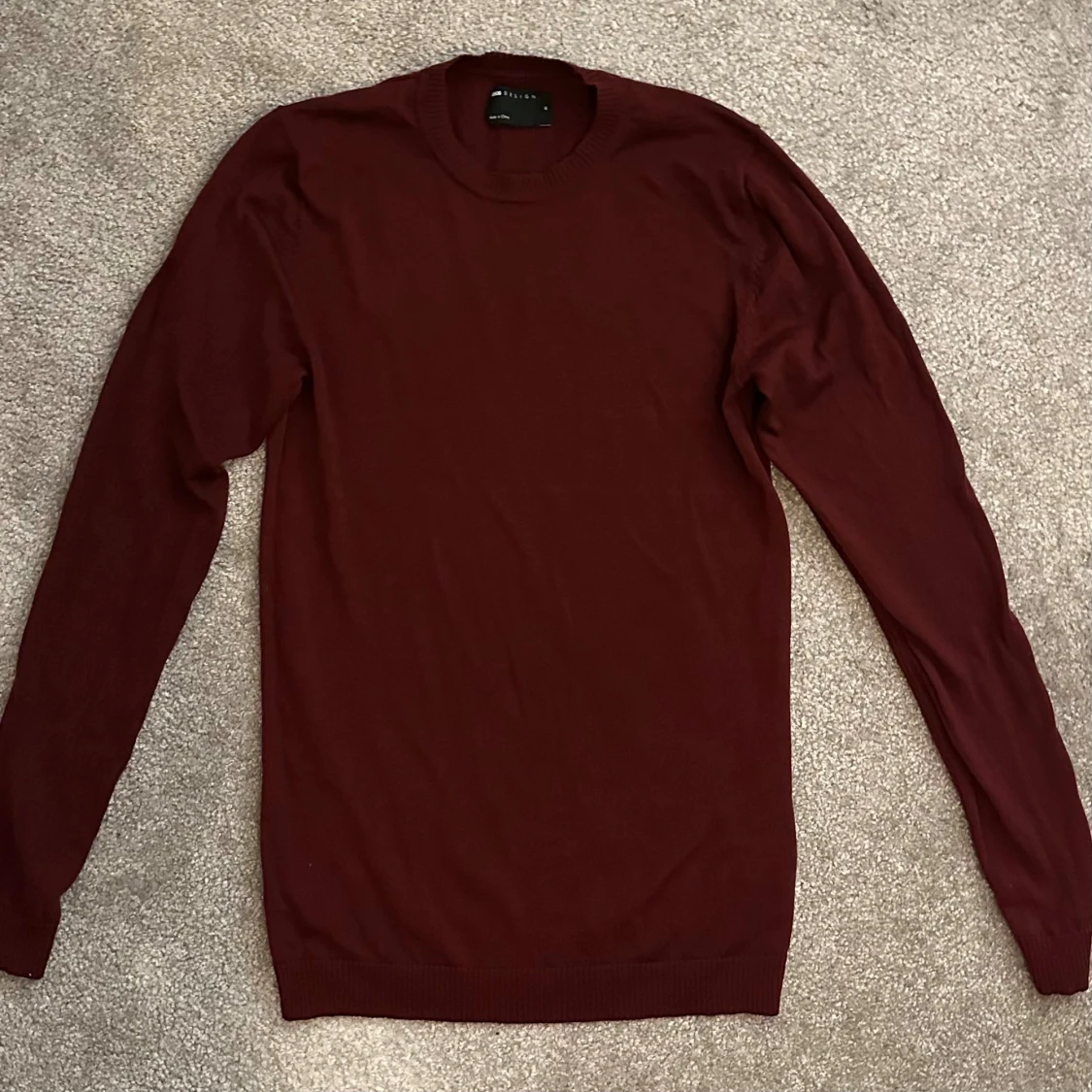 Vinröd tröja 100% merinoull från ASOS DESIGN herr stl M