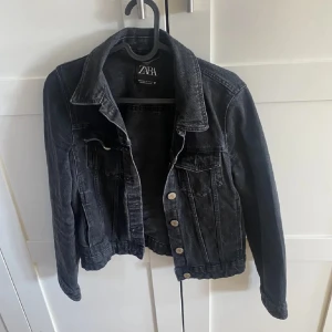 Jeansjacka från zara - Storlek xs men passar mig som är en S. Fåtalet gånger använd!