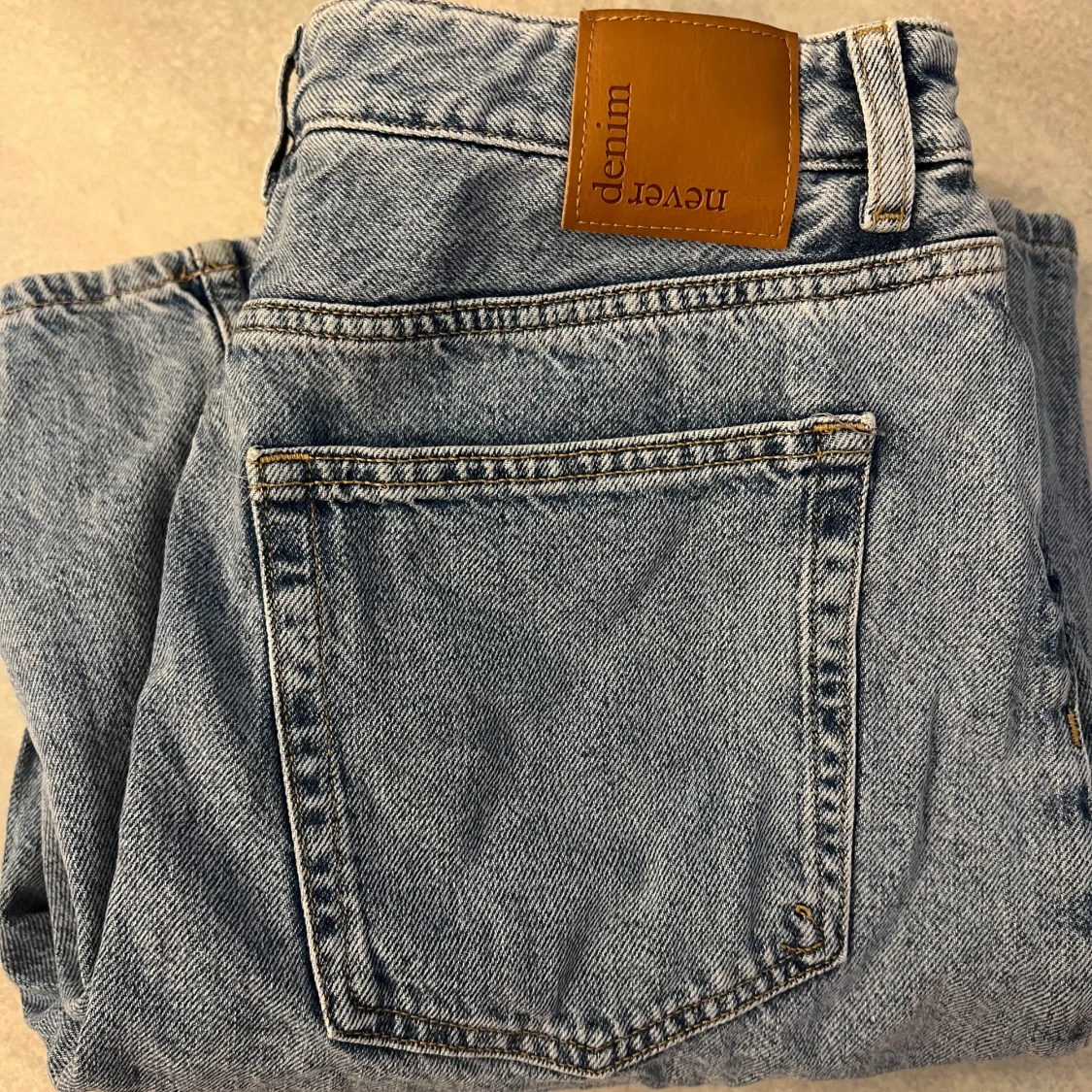 Baggy ljusblå jeans från Never Denim