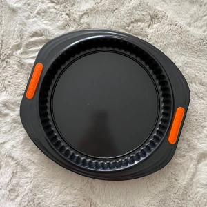 Le Creuset bakform med löstagbar botten - En robust och stilren bakform från Le Creuset med löstagbar botten, perfekt för pajer och bakverk. Formens design gör det enkelt att lossa kakan utan att förstöra formen. Passar både nybörjare och erfarna hemmabagare.