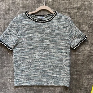 Zara topp - Unik zara topp i lite tjockare material med jättefint mönster och pärlor vid halsen och ärmarna🥰kom privat för fler bilder 