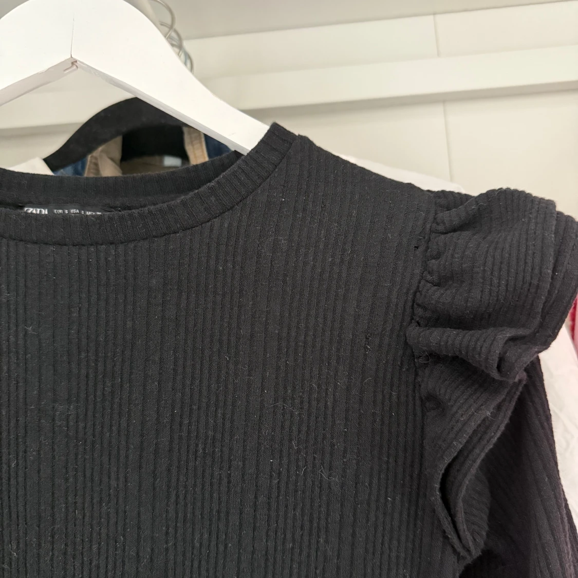 Svart ribbad topp med volangärmar från Zara - 1