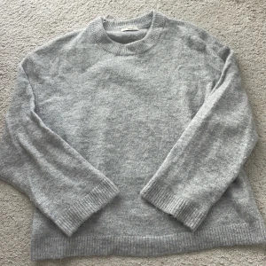 Grå stickad tröja  - Super snygg och trendig grå stickad tröja från Gina! Har använt den några gånger men den har inga defekter! 💓