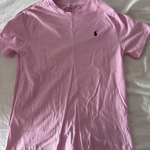 Rosa Ralph Lauren T-shirt  - Jättefint skick, knappt använd. Storlek 12 år
