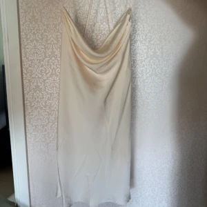 Draperad klänning  - Säljer en vit satinklänning 💕💕