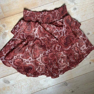 Mönstrad kjol - Jätte fin kjol från Gina Tricot! Lappen är avklippt men den är från Gina i storlek S. Mycket bra skick och har knappt använts. Hör gärna av dig vid frågor och pris går att diskutera 🤗