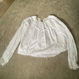 en enkel och fin blus - En perfekt blus till uppklädda stunder.  Den är luftig och inte jättevarm vilket passar perfekt till sommaren. Skriv för fler bilder🥰
