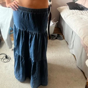 Lång jeans kjol - Så snygg långkjol!!!! Älskar. Storlek S