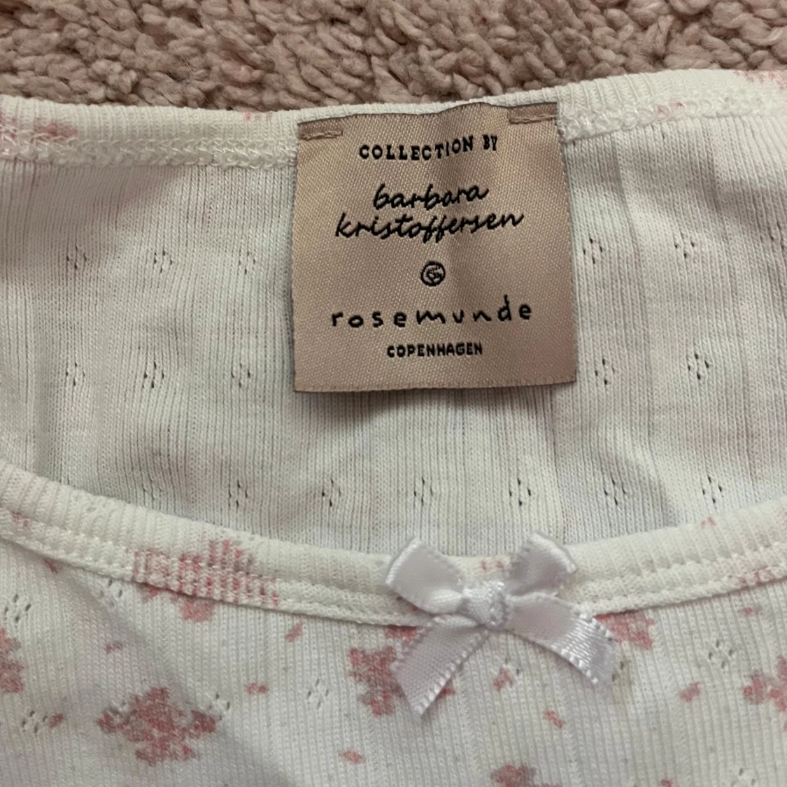 Vit croppad topp med små rosa blommor från Rosemunde - 1