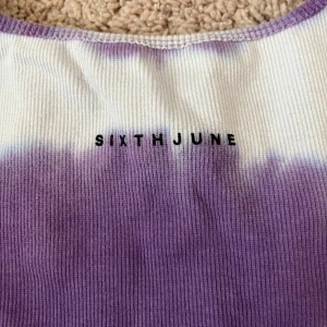 Linnetopp Sixth June - Säljer en ribbad linnetopp från Sixth June i storlek L (men passar nog främst M). Toppen har ett snyggt batikmönster i lila och vitt samt broderad logga framtill. Perfekt för varma dagar och enkel att matcha med jeans eller kjol. Använd någon gång.