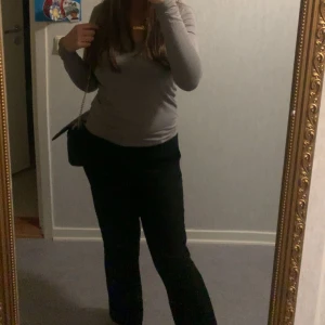 Svarta kostymbyxor med rak passform - Säljer ett par klassiska svarta kostymbyxor med rak passform. Byxorna har normal midja och är perfekta till en stilren look. Passar till många olika tillfällen och är lätta att matcha med olika toppar. Även använd Max två gånger ute så mycket bra skick och ser helt ny ut. Väldigt eleganta och de är lite bootcut inte jätte raka 