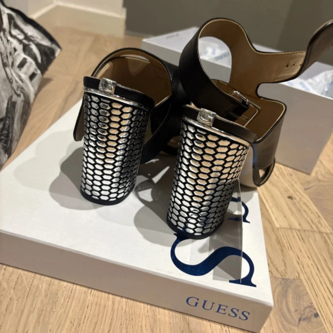 Svarta sandaler med klack från Guess - 2