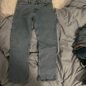 Blå jeans från Gant. - Mellan 13,14 i ålder. jag är ungefär 163 och passar bra. Köpte för några månader men var inte riktigt min stil.