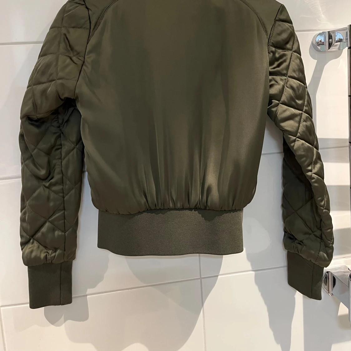 Olivgrön bomberjacka med quiltade ärmar - 2