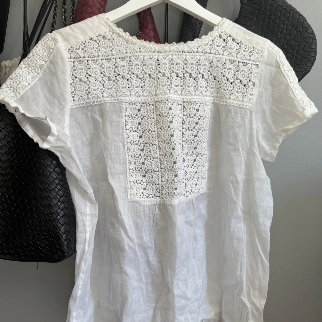 Vit blus med spetsdetaljer