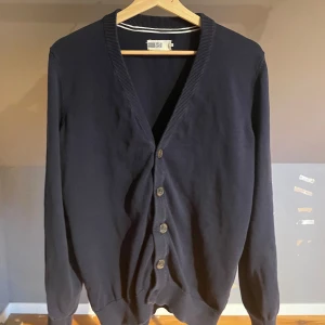 Pier one cardigant  - En skön pier one cardigant använd lite är i bra skicka inga fel eller nått skön är den, storlek:M