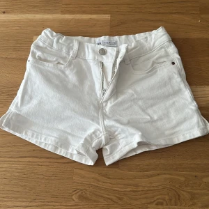 Vita jeansshorts från Zara - Vita jeansshorts från Zara i storlek xs. Nästan aldrig använt! ☺️Säljer då de är för små