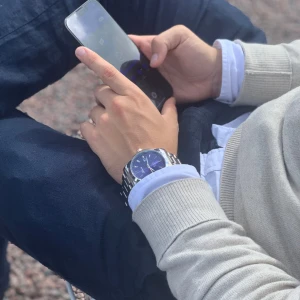 Silverfärgad herrklocka med blå urtavla från Doventi - Stilren herrklocka med blå urtavla och silverfärgat armband i metall. Klockan har tydliga indexmarkeringar och klassisk rund form. Passar dig som gillar en tidlös accessoar med modern touch. 1-2 dagar frakt snabbare än vad du tänker dig.
