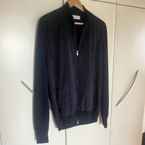 Gran Sasso Mocka Cardigan - Tja! Säljer nu denna eftertraktade Gran Sasso Cardiganen i toppskick (9/10) utan några defekter! Den är i storlek 54 men sitter som M/L! Midjan är mycket stretch så passar de mesta. Den har en framsida av marinblå mocka och har stickade armar och rygg! Nypris 4200kr, mitt pris endast 1699! Hör av dig vid minsta fundering eller fråga!🌟