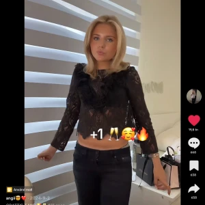 Svart spetsblus med volangdetaljer - Söker  en svart, transparent spetsblus med volangdetaljer vid axlar och bröst. Blusen har lång ärm och är croppad. Skriv till mig om ni vet vad den heter på Zara hemsidan!💗👆🏼🤩