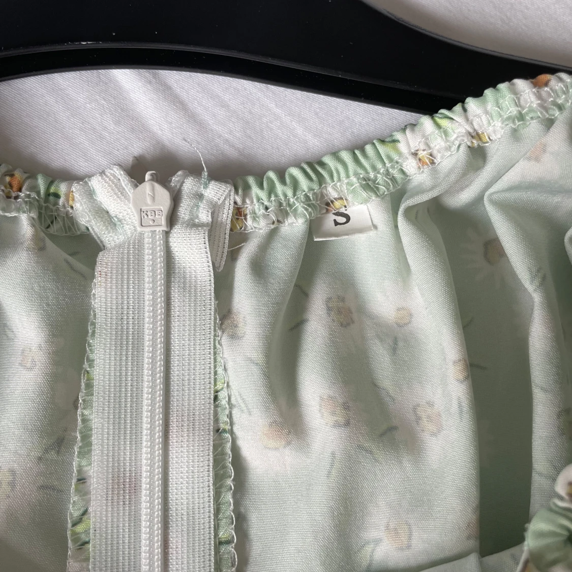 Ljusgrön blommig klänning med puffärmar - 4