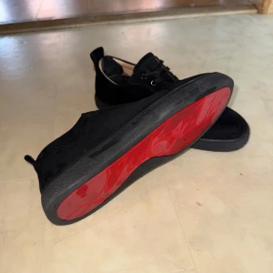 Christian Louboutin skor - Säljer mina loubs då ja aldrig använder dem längre, använda ca en sommar. Har ni frågor är de bara ställa. Vid snabbaffär kan priset sänkas