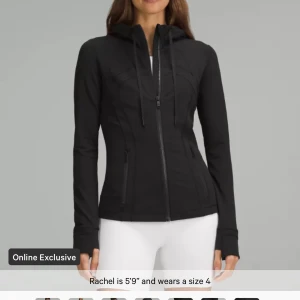 Svart define jacka med luva från Lululemon - Snygg svart hoodiejacka från Lululemon med dragkedja framtill och huva. Jackan har figurnära passform, långa ärmar och två fickor med dragkedja. Perfekt för träning eller chill dagar. DM för mer bilder💕💕💗