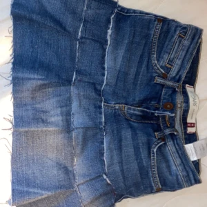 Volangkjol  - En jättefin volang kjol som jag har gjort helt själv. Kjolen är gjort nyligen så den är helt oanvänd. Kjolen har volanger på sig och dekorativa hjärtan på bakfickorna. Storleken är 25-32.💕 priset kan även sänkas