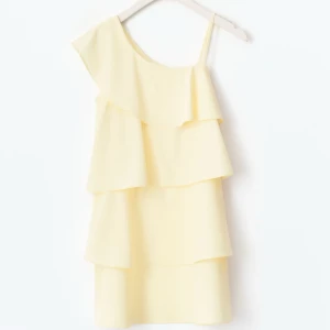 Ljusgul volangklänning  - Säljer denna jättefina volangklänningen från ginatricot, helt slutsåld på hemsidan. Aldrig använd och prislapp kvar💛