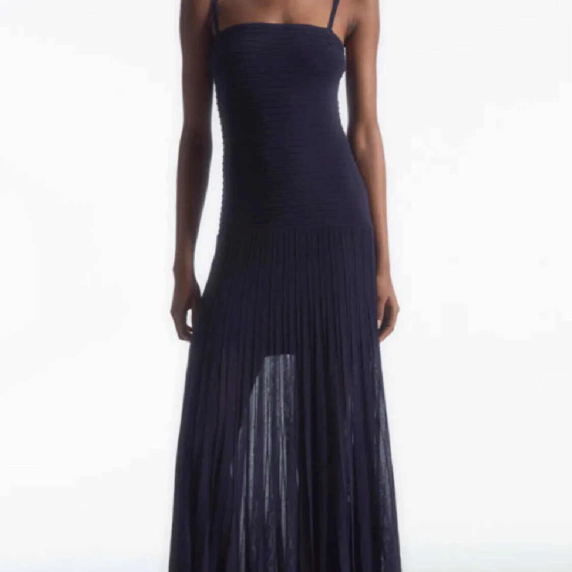 PLISSERAD STICKAD MAXIKLÄNNING