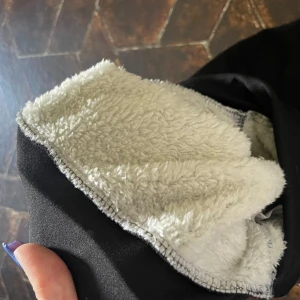 Svarta fleecefodrade leggings - Mysiga svarta leggings med mjukt fleecefoder på insidan. Perfekta för kalla dagar när du vill hålla dig varm men ändå ha en snygg och enkel look. Hög midja och stretchigt material för extra komfort.