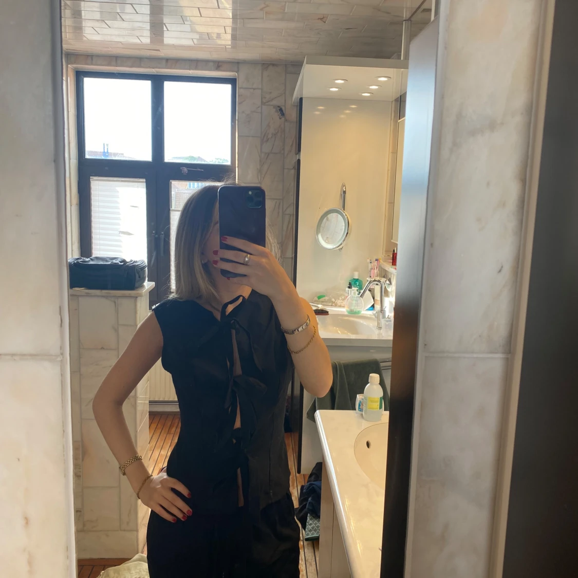 Svart ärmlös blus med knyt fram - 1