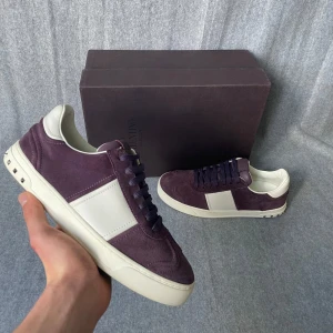 Valentino Flycrew skor  - Säljer ett par Valentino Flycrews som endast är använda nån gång! Storlek 40 men är väldigt stora i storleken så passar 41-41,5! Bara skorna medföljer vid köp! Hör gärna av dig om du har frågor! 