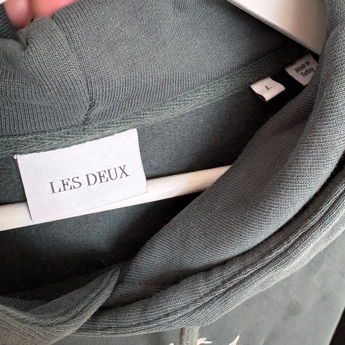 Mörkgrön hoodie från Les Deux - 2