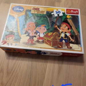 Jake och piraterna i Landet Ingenstans (pussel) - Ett färgglatt pussel med motiv från Jake och piraterna i Landet Ingenstans. Perfekt för yngre barn som gillar äventyr och pirater. Pusslet består av 30 bitar och passar för barn från 3 år och uppåt.