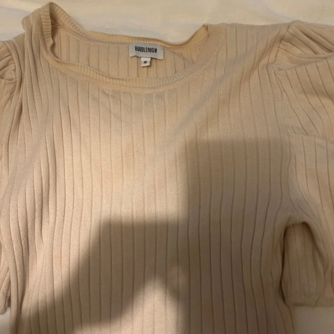 Beige ribbad topp från Bubbleroom