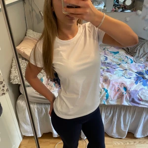 Träningströja - Tränings T-shirt i nästan nytt skick, använd möjligtvis 1-2 gånger, så inget tecken på användning. Lysande vit färg och super bra passform, S