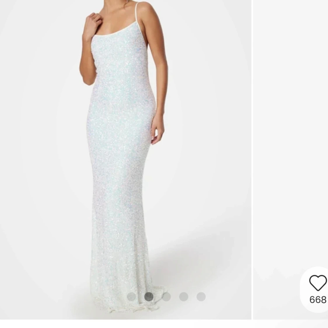 Glittrig långklänning med öppen rygg och smala axelband - 1