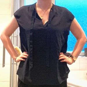 Blues Tommy Hilfiger  - Tunn mörkblå blus, perfekt till sommaren eller en vanlig skoldag. Lätt att styla både casual och uppklätt.  Det är bara att skriva om du har några frågor ❤️❤️ nypris 900